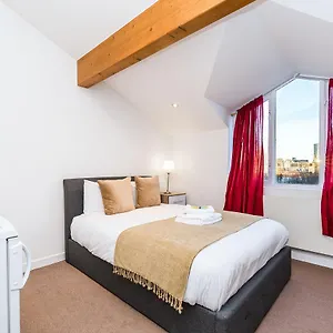 Guest house Riverbank Stay, London